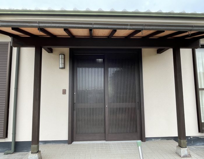 玄関引戸をシックに一新