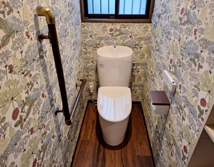 華やかで清潔感あるトイレ空間に