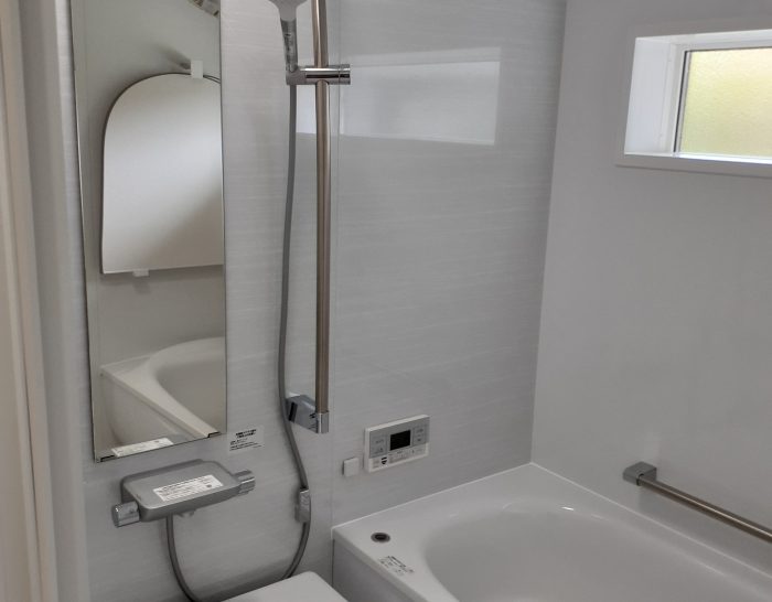 広々浴槽でくつろぎの浴室へ