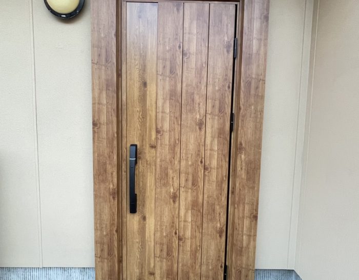 木製ドアで印象が変わる玄関へ